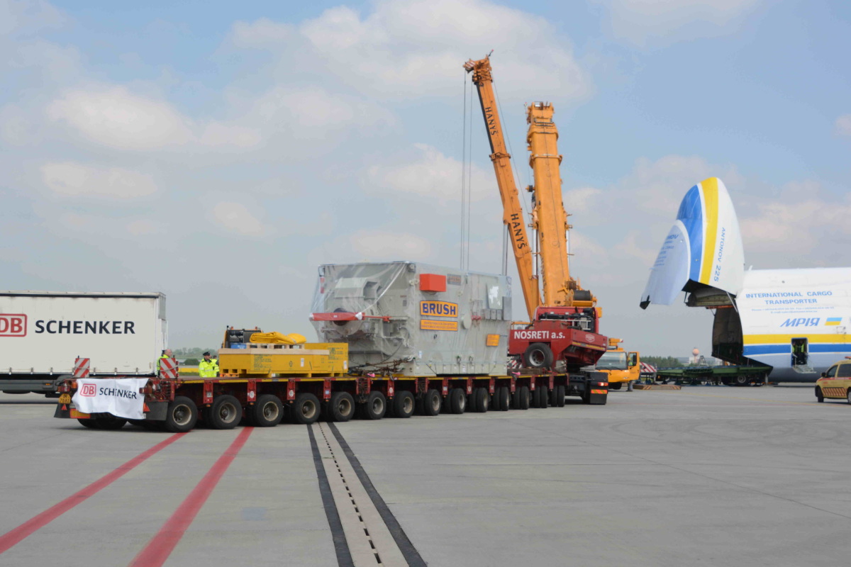 (Essen/Perth, 13. Mai 2016) XXL-Ladung von DB Schenker im größten Flieger der Welt: Mit einem 117 Tonnen schweren Generator an Bord ist die Antonow 225 Mriya (AN 225) zum ersten Mal überhaupt nach Australien unterwegs. Die Firma Karpeles Flight Services, Spezialist der DB-Logistiktochter DB Schenker für das Chartern von Flugzeugen, war zuständig für die Planung der Weltreise. Der Transport des Generators aus tschechischer Produktion hatte Dienstagnacht (10. Mai) in Pilsen begonnen. DB Schenker organisierte den Transport auf einem Spezialfahrzeug mit mehreren Achsen nach Prag. Am Flughafen der tschechischen Hauptstadt wurde die schwere Maschine in einer ganztägigen Aktion in die AN 225 (84 Meter lang, 18 Meter hoch) verladen. Experten fixierten die Abdeckung des Generators (8,80 Meter lang, 3,50 Meter breit, 3,20 Meter hoch) an mehr als 30 Stellen im Flugzeug. Am Donnerstag (12.05.2016) startete die Antonow Richtung Perth. Zwischenstopps auf der knapp 14.000 Kilometer langen Flugstrecke nach Down Under erfolgen in Turkmenbashi (Turkmenistan), Hyderabad (Indien) und Kuala Lumpur(Malaysia). DB Schenker übernimmt in Australien auch den Landtransport des Generators zum Kunden – eine Aluminium-Raffinerie in der von Perth vier Stunden Fahrt entfernten Stadt Collie.